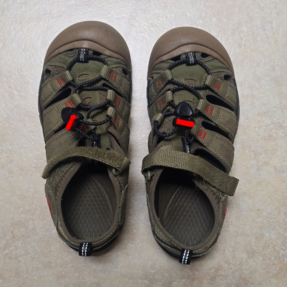 Boys Keen Sandals Size 4--Green